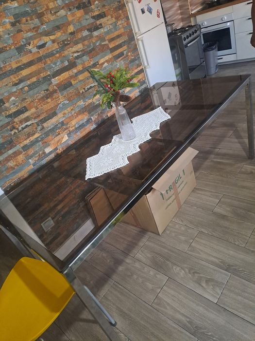 Mesa de Jantar em Vidro Fumê com Estrutura Metálica – Excelente Estado