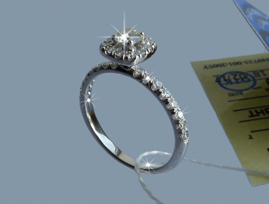 Золотое кольцо с бриллиантами в стиле Tiffany