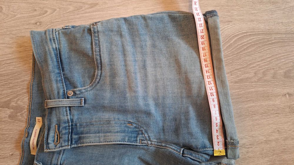 Шорти Levi's оригінал. Розмір S-М. 50% на ЗСУ