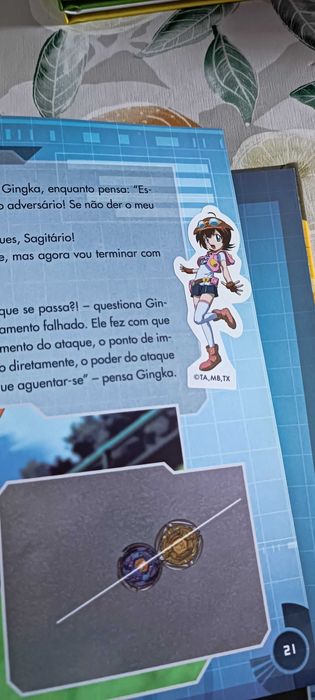 Livro Dinotrux e livro beyblade