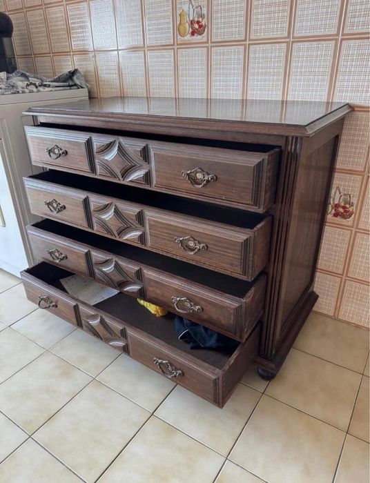 Comoda de madeira com 4 gavetas