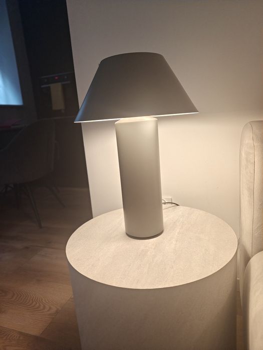 Metalowa lampa stołowa na dwie żarówki