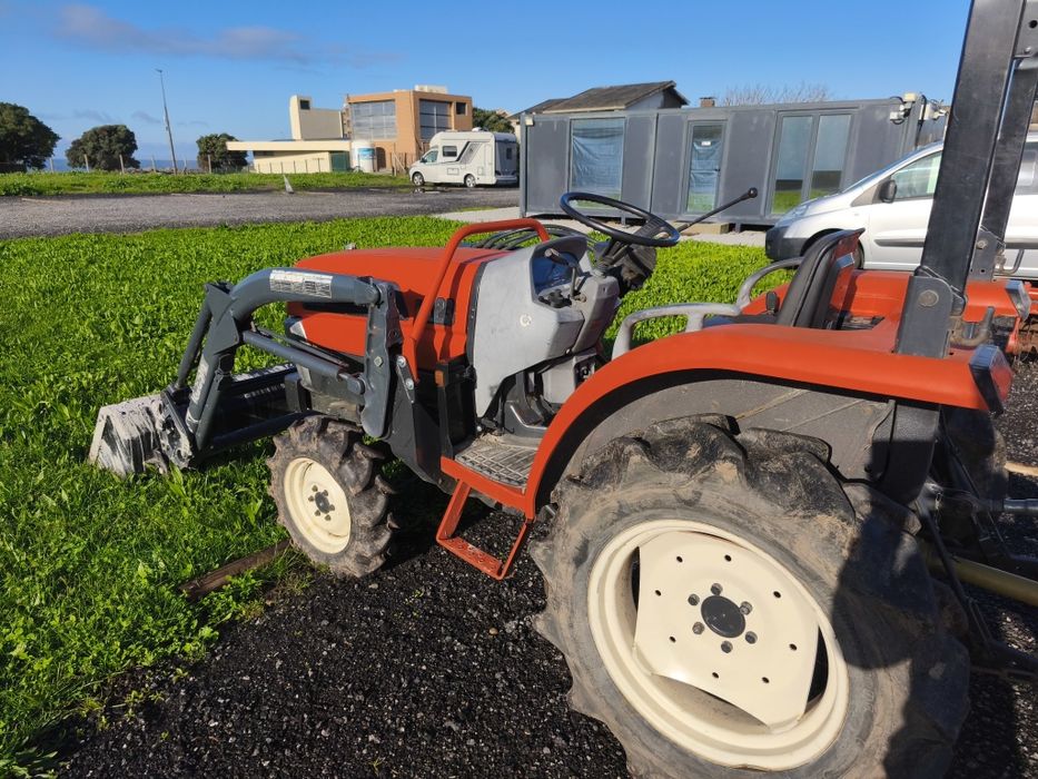 Kubota KL23 com pá carregadora frontal + acessórios