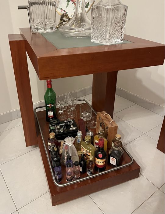 Mesa de centro e carrinho de bebidas em cerejeira