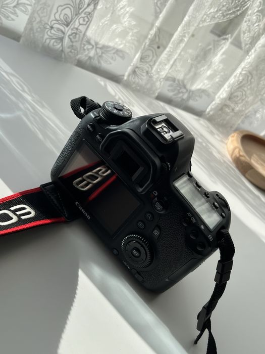 Продам фотоапарат CANON 6D+ обʼєктив 50мм.1.8. ПРОБІГ- 22тис. ТОРГ.
