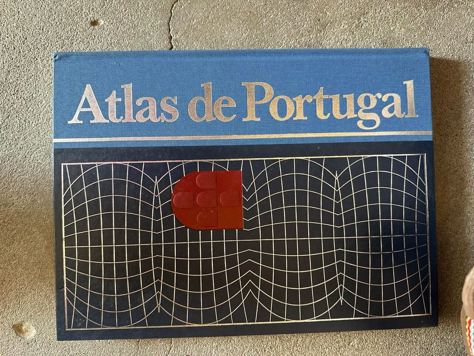 Atlas de Portugal", uma obra de referência geográfica e cartográfica sobre o país.