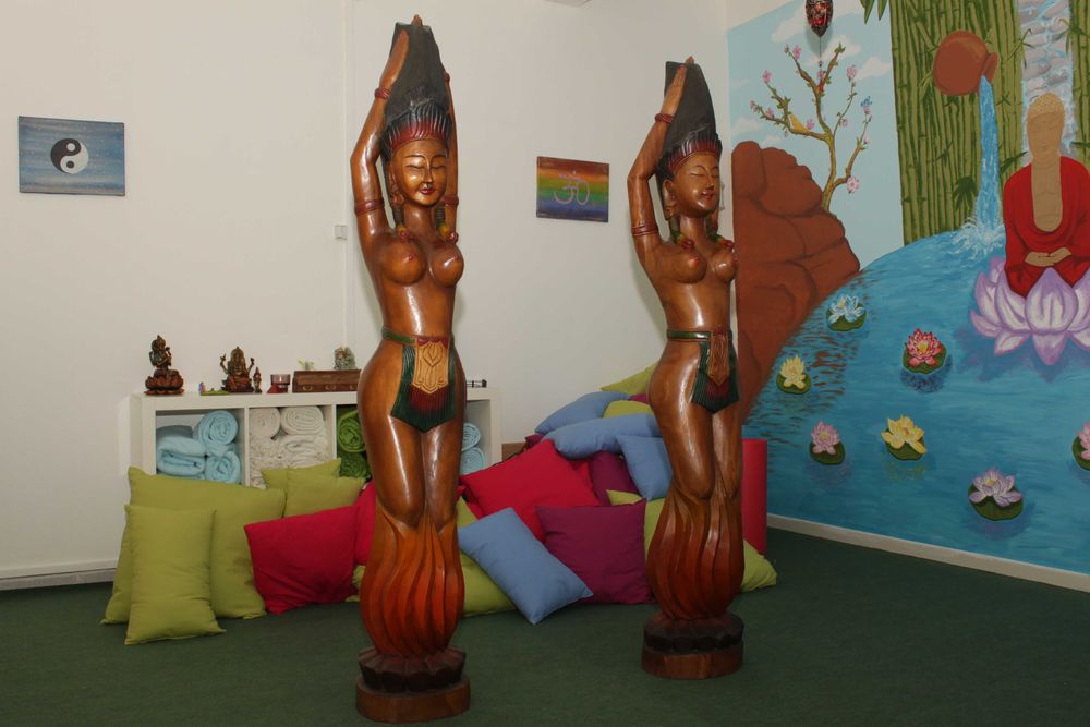 Estátuas indias em madeira maciça