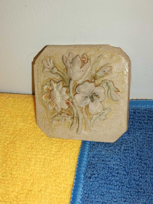 Pequena placa de cerâmica (FLORES) da Fábrica Bordalo Pinheiro.