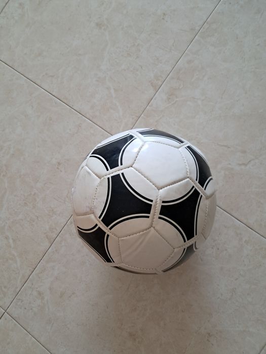 Bola de cor preta e branca