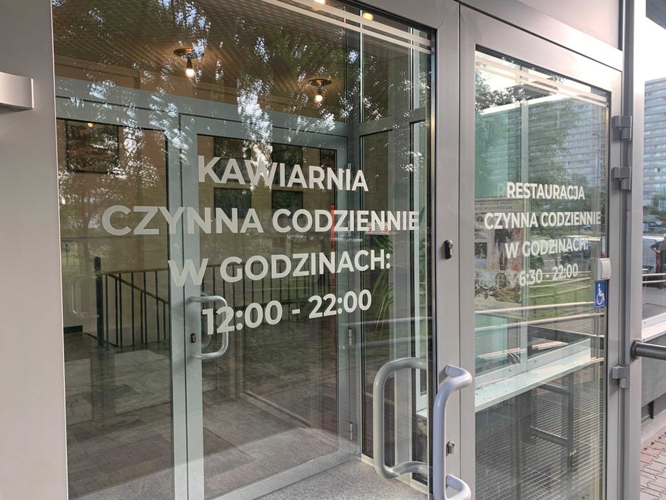 Oklejanie witryn sklepowych, szyb, folią mrożoną, napisami, wydrukami