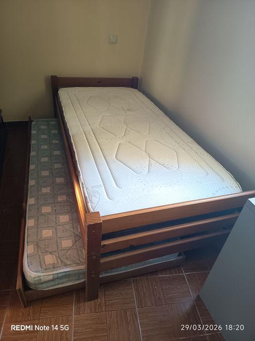 Vendo cama  de solteiro com 2 colchões semi novos