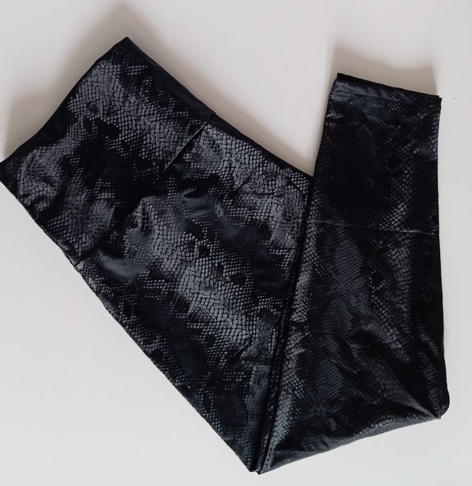 Spodnie legginsy czarne imitacja skóry węża wężowe Shein