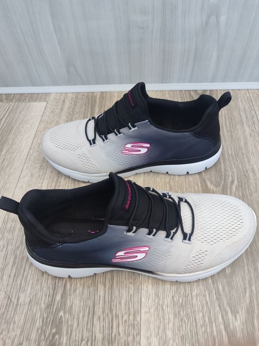 Продам женские кроссовки Skechers
