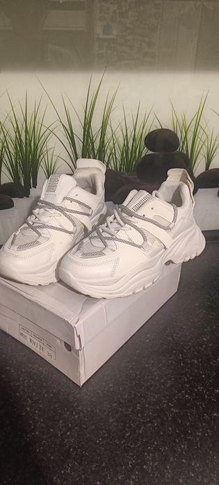 Białe sneakersy na platformie 38