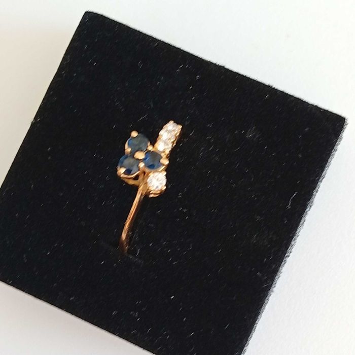 Anel em Ouro 19.2 Kt com 3 Safiras e 4 Diamantes