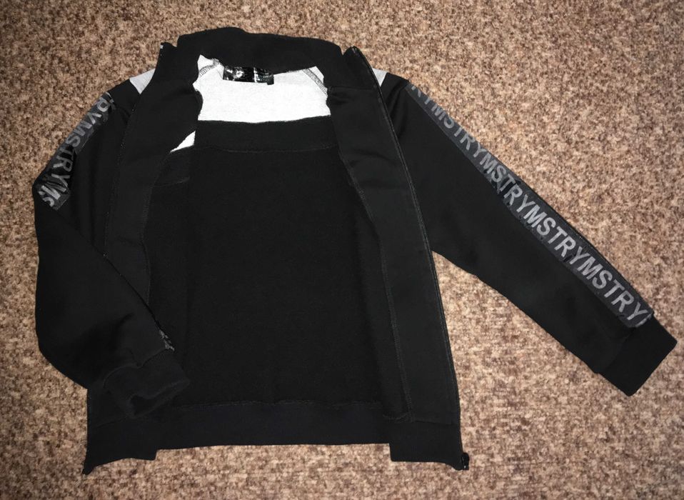 Спортивная кофта на 10-12 лет.