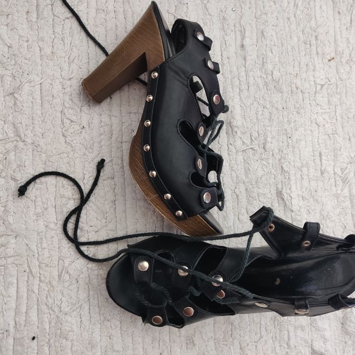 Sandálias pretas e sabrinas