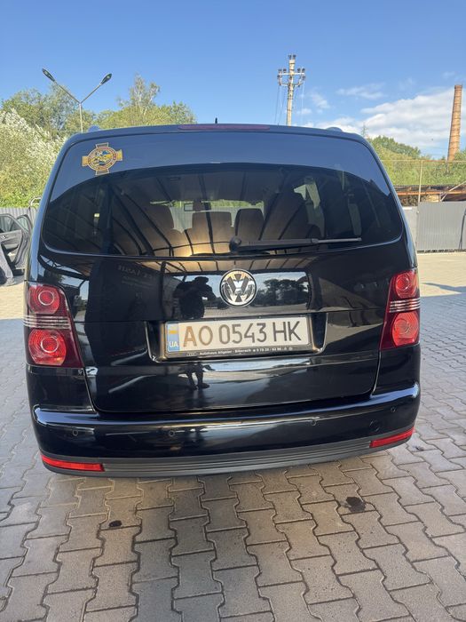 Автомобіль Volkswagen Touran