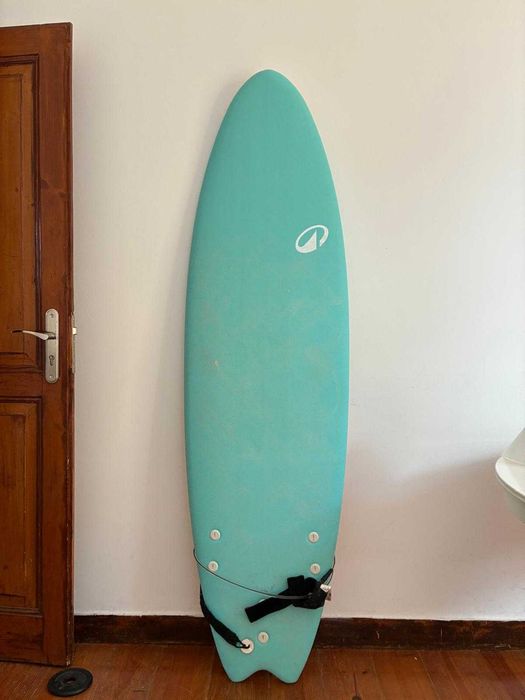 TRIBORD surfboard with dimensions of 6'6" x 22 5/8" x 3 1/4" and a volume of 53 liters.