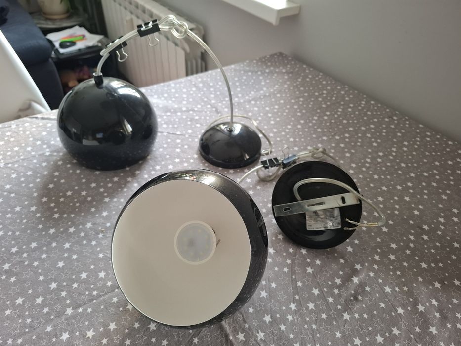 Czarne lampy z połyskiem