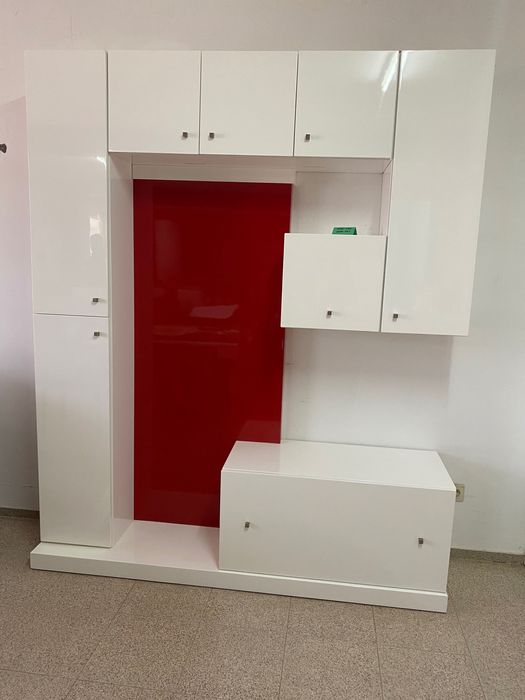 Móvel de arrumação contemporâneo com acabamento branco brilhante