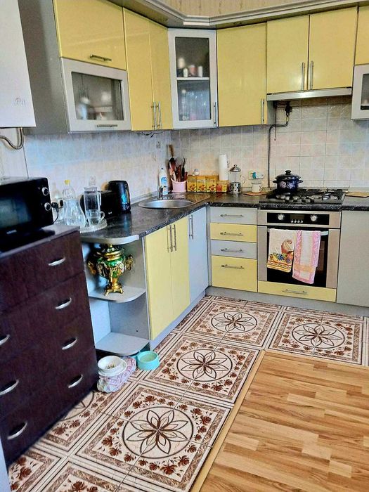 Продається просторий двоповерховий будинок,село Левків.