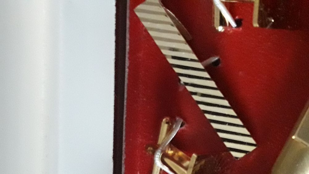 Ekskluzywny pozłacany zestaw dla mężczyzny.