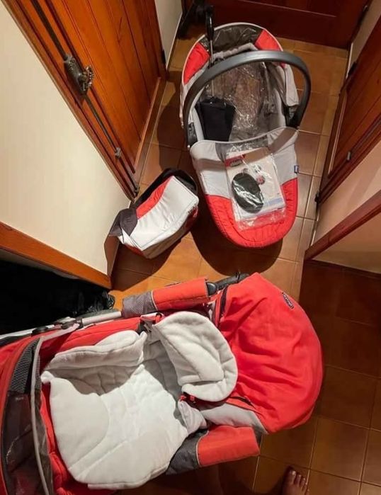 Carrinho de bebé e alcofa Chicco