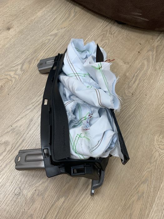 Подушка безопастности колени