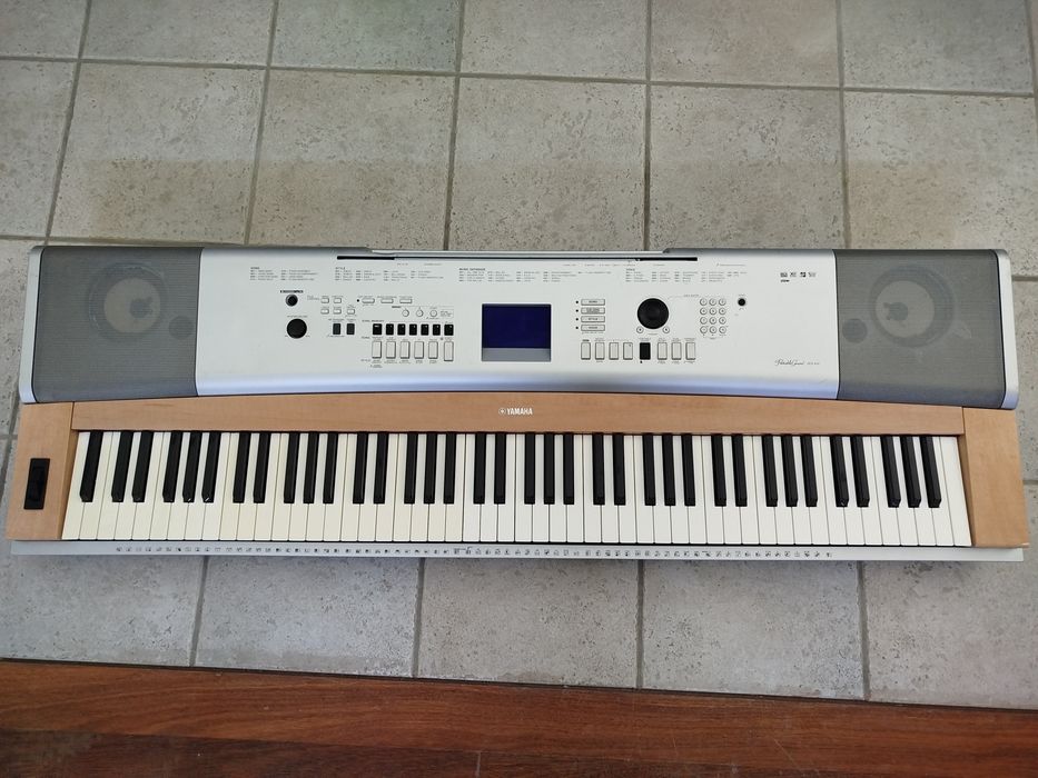 Piano Yamaha DGX 630