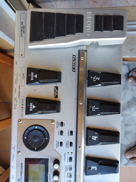 vendo Boss gt10 em perfeito estado,  aceito trocar em uma vé 8 boss