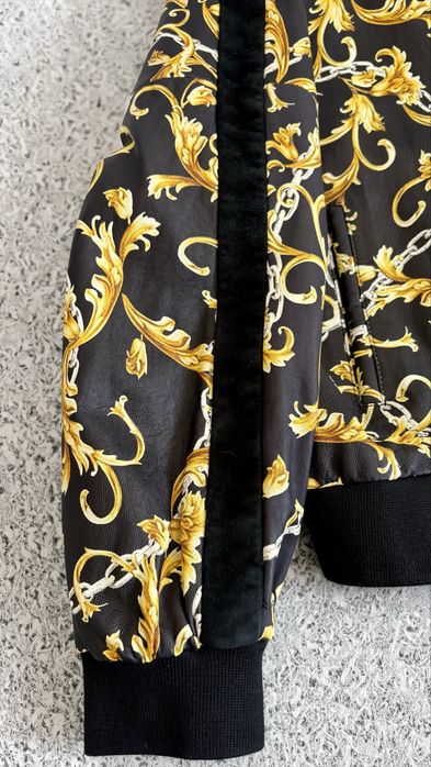 Шкіряний бомбер у стилі Versace