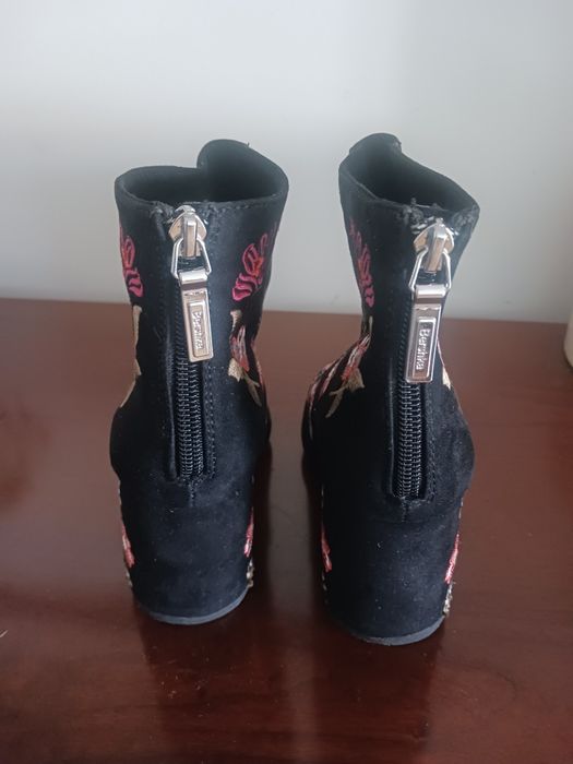 Botins bordados, tamanha 35, Bershka