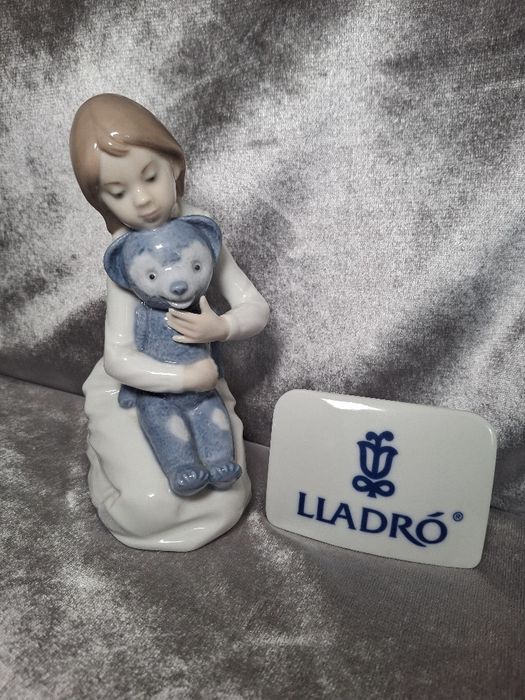 Porcelanowa figurka NAO Lladró dziewczynka z misiem