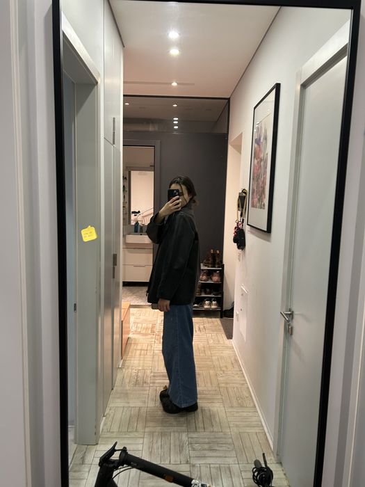 Класична чорна шкіряна куртка