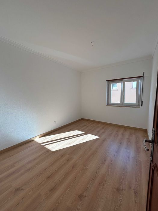 Apartamento T2 espaçoso com varanda em Santo António, Costa da Caparica