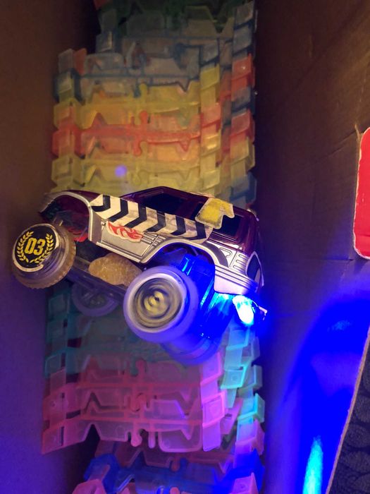 Circuito pista mágica com jipe led e elevador