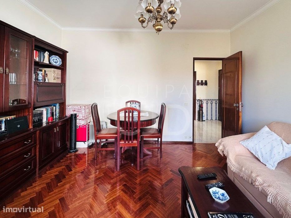 Apartamento T2 Renovado com Varanda e Elevador | Entrecampos, Lisboa