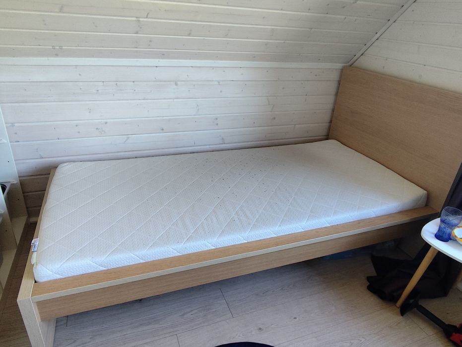 Łóżko 90x200 z materacem i stelażem