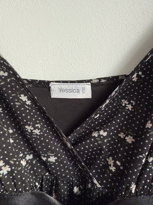 Czarna bluzka na ramiączkach