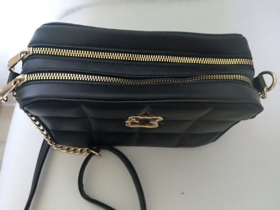 Czarna torebka listonoszka Lulu Castagnette