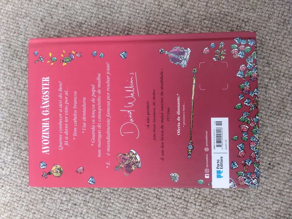 Livros:Avozinha gângster;Nome de código bananas;O bando da meia noite.