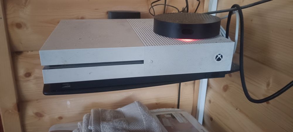 Xbox one + 2 gry