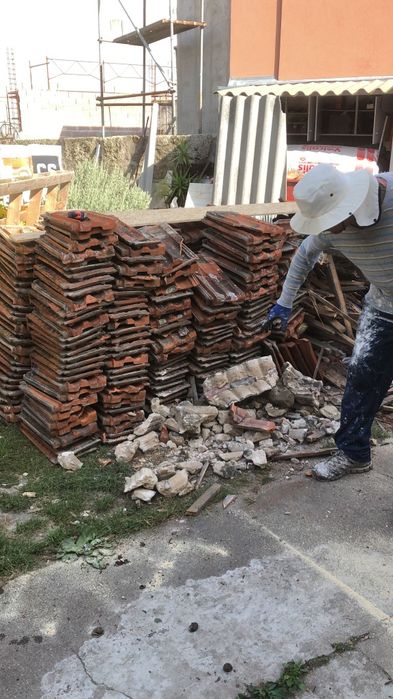 Remoção de entulho entre outros serviços