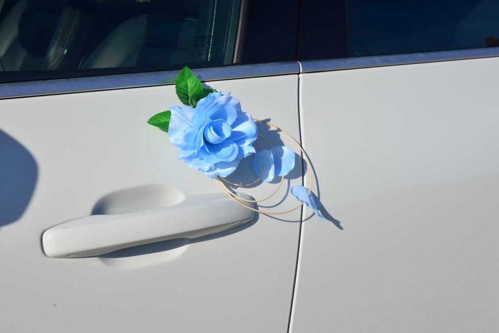 Niebieska dekoracja samochodu na samochód do ślubu POLECAMY 313