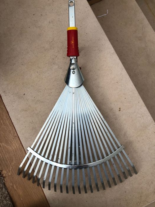 Para limpeza de relva, etc, no jardim. Extensível.