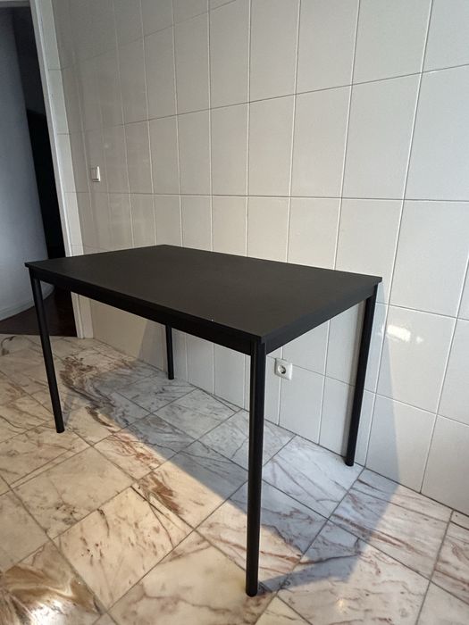 Mesa nova, com 3 cadeiras usadas (em pele)