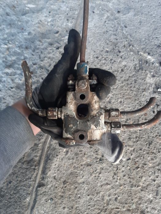 Rozdzielacz hydrauliczny do prasy łożysk