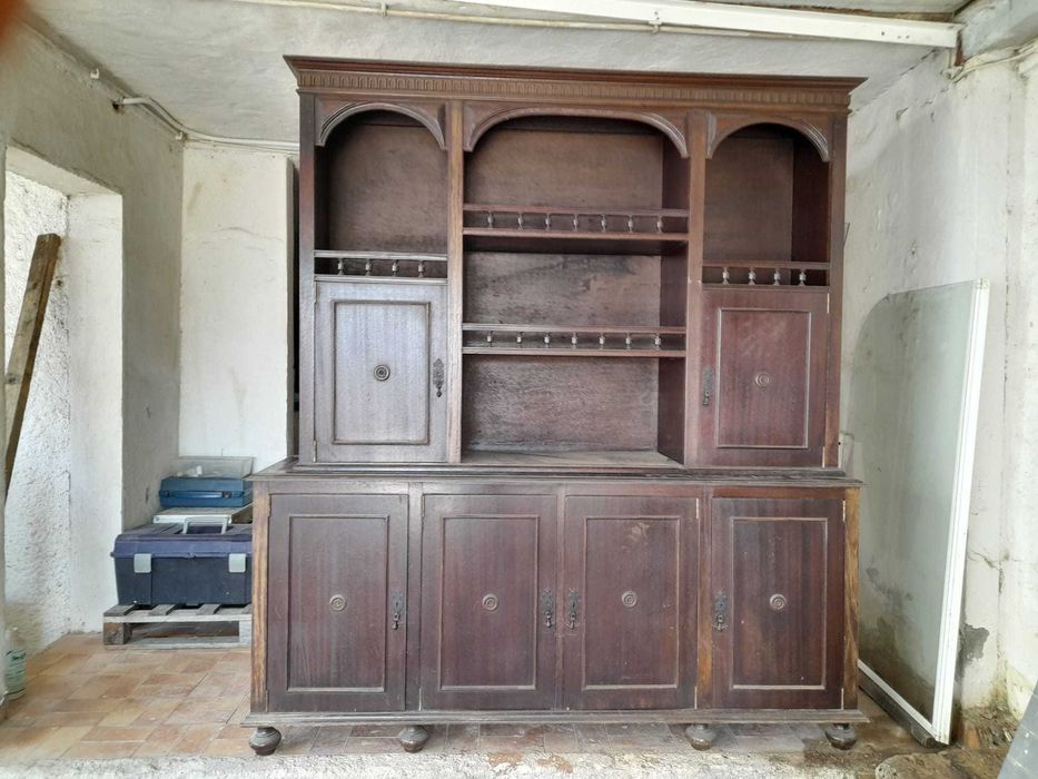 Cadeiras Mesa e Móveis em Madeira