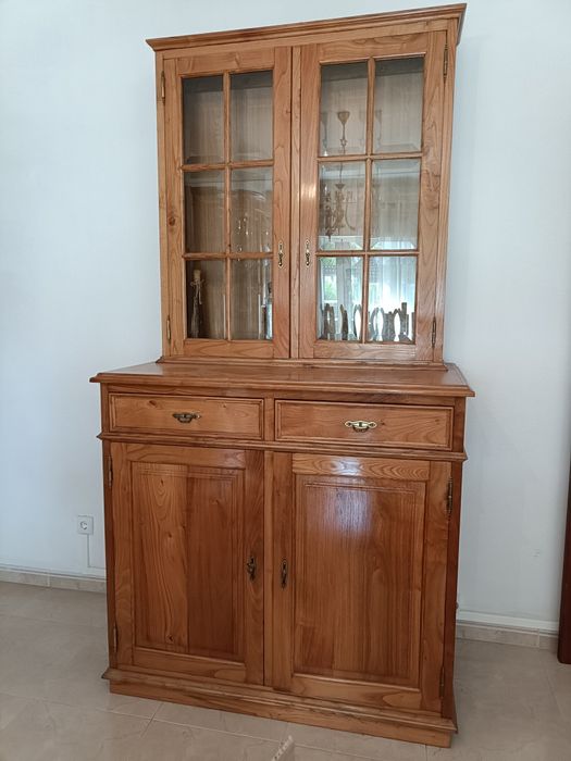 Móvel em madeira maciça